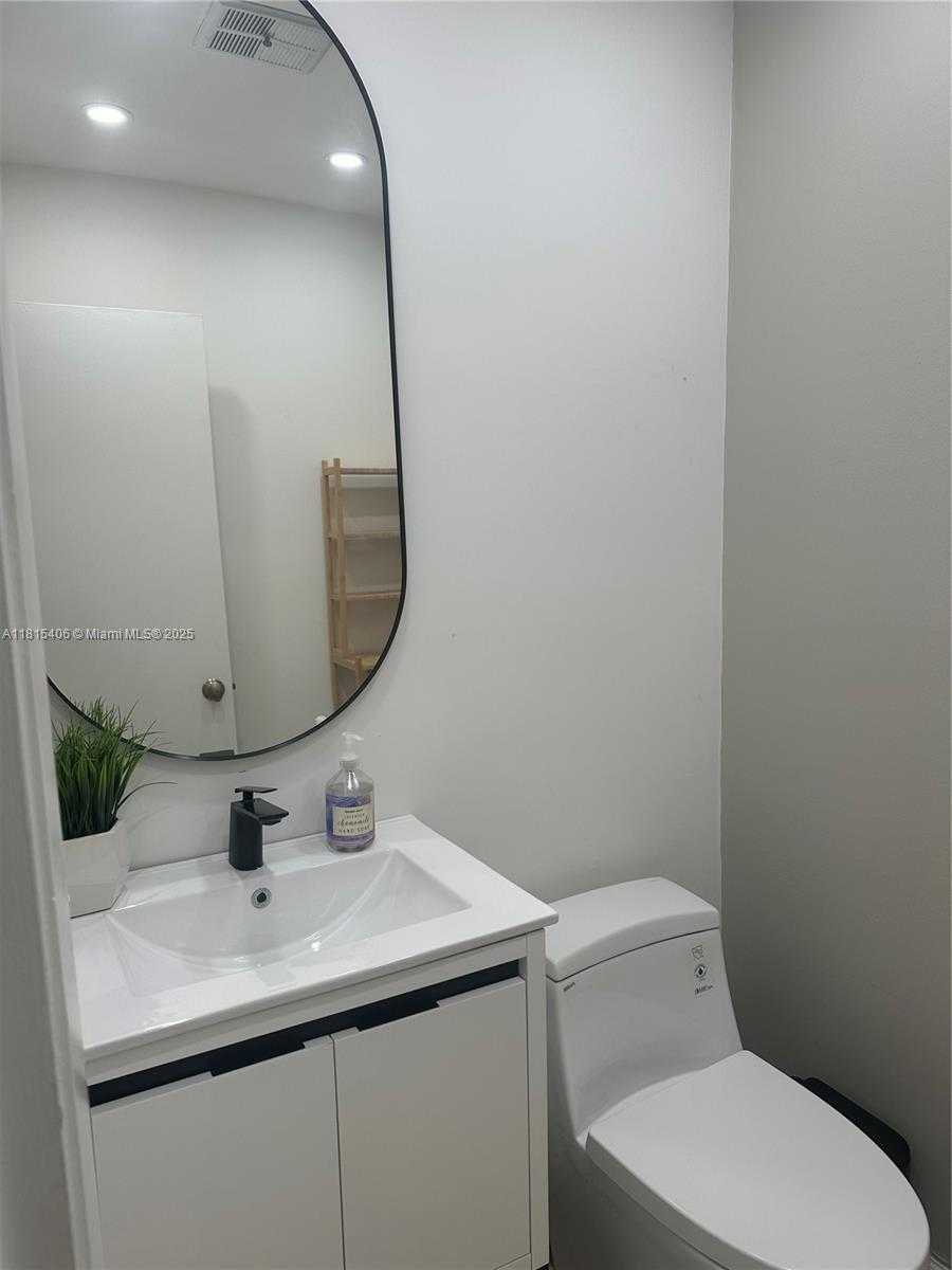 Small Image of 20903 LEEWARD CT #311-1, Aventura Number 29