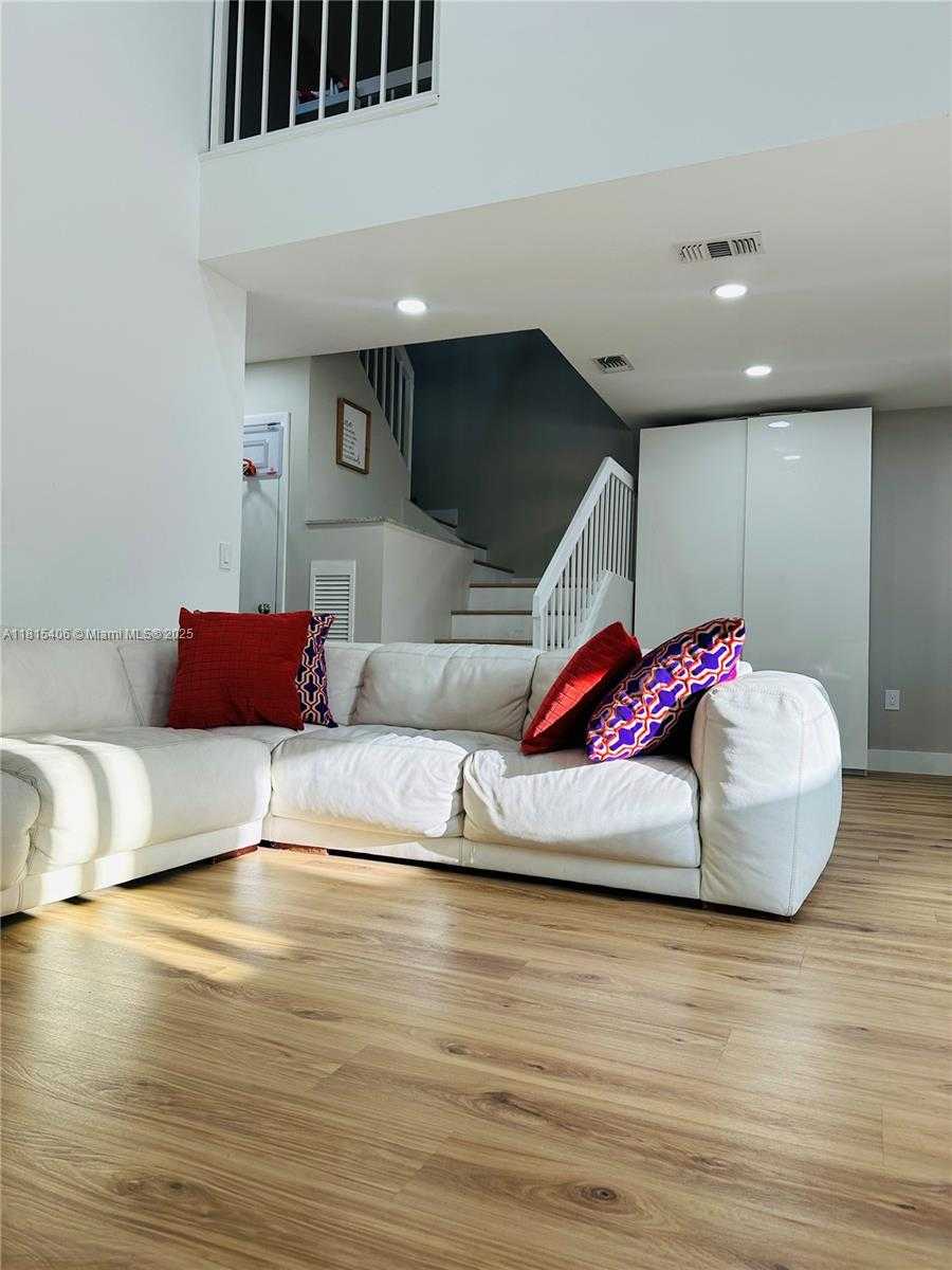 Small Image of 20903 LEEWARD CT #311-1, Aventura Number 4
