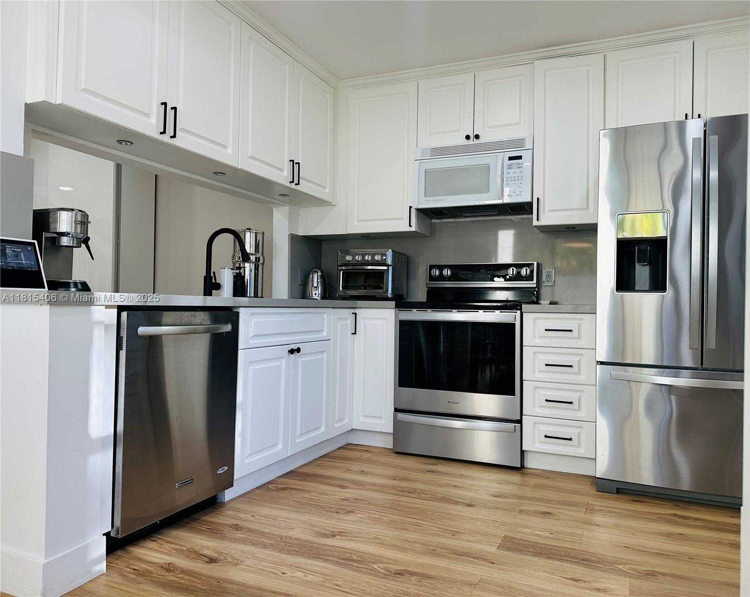 Small Image of 20903 LEEWARD CT #311-1, Aventura Number 7
