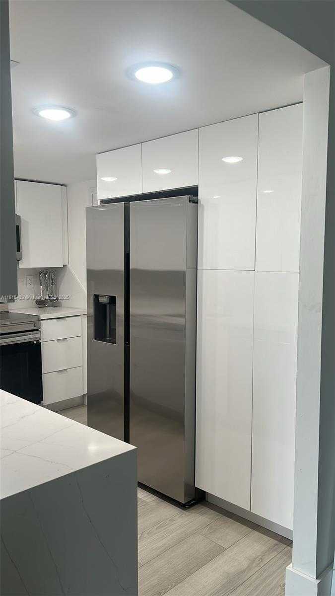 Small Image of 300 BAYVIEW DR #214, Sunny Isles Beach Number 13