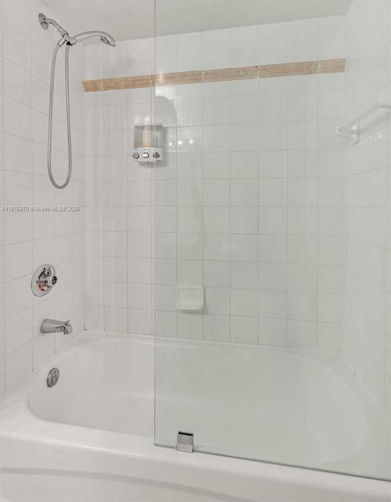 Small Image of 1200 BRICKELL BAY DR #2409, Miami Number 14