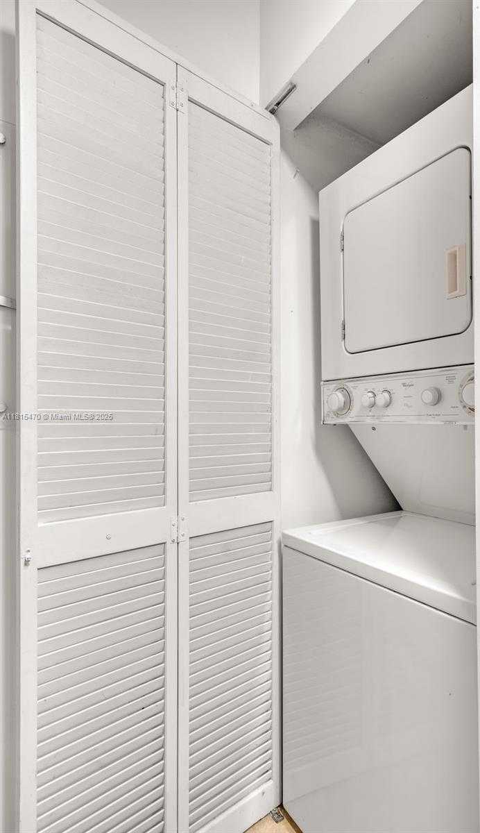 Small Image of 1200 BRICKELL BAY DR #2409, Miami Number 5