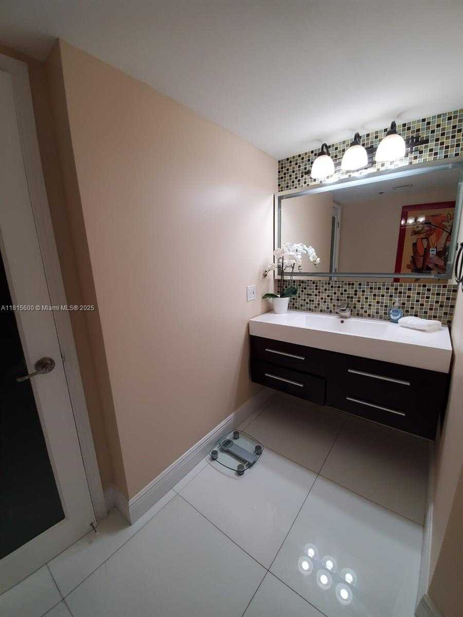 Small Image of 1717 NORTH BAYSHORE DR #A-3646, Miami Number 14