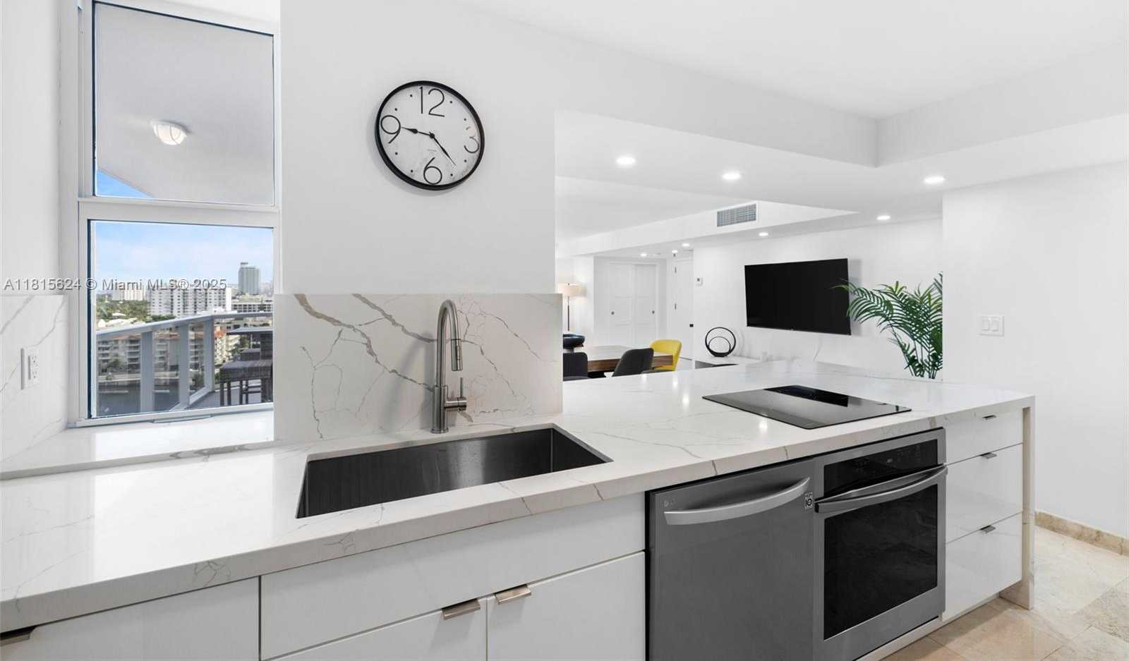 Small Image of 2401 COLLINS AVE #1508, Miami Beach Number 2