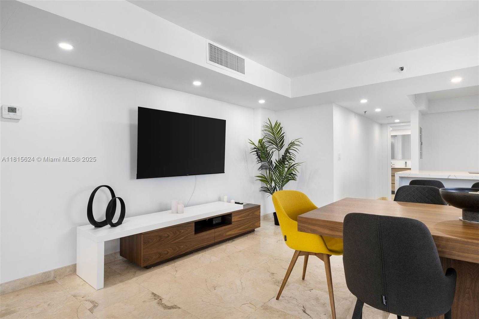 Small Image of 2401 COLLINS AVE #1508, Miami Beach Number 5