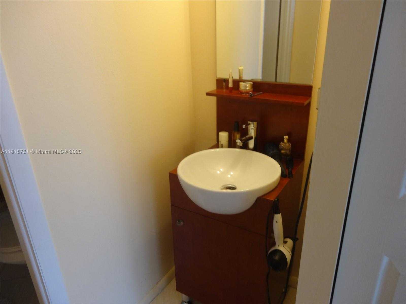 Small Image of 600 THREE ISLANDS BLVD #817, Hallandale Beach Number 21