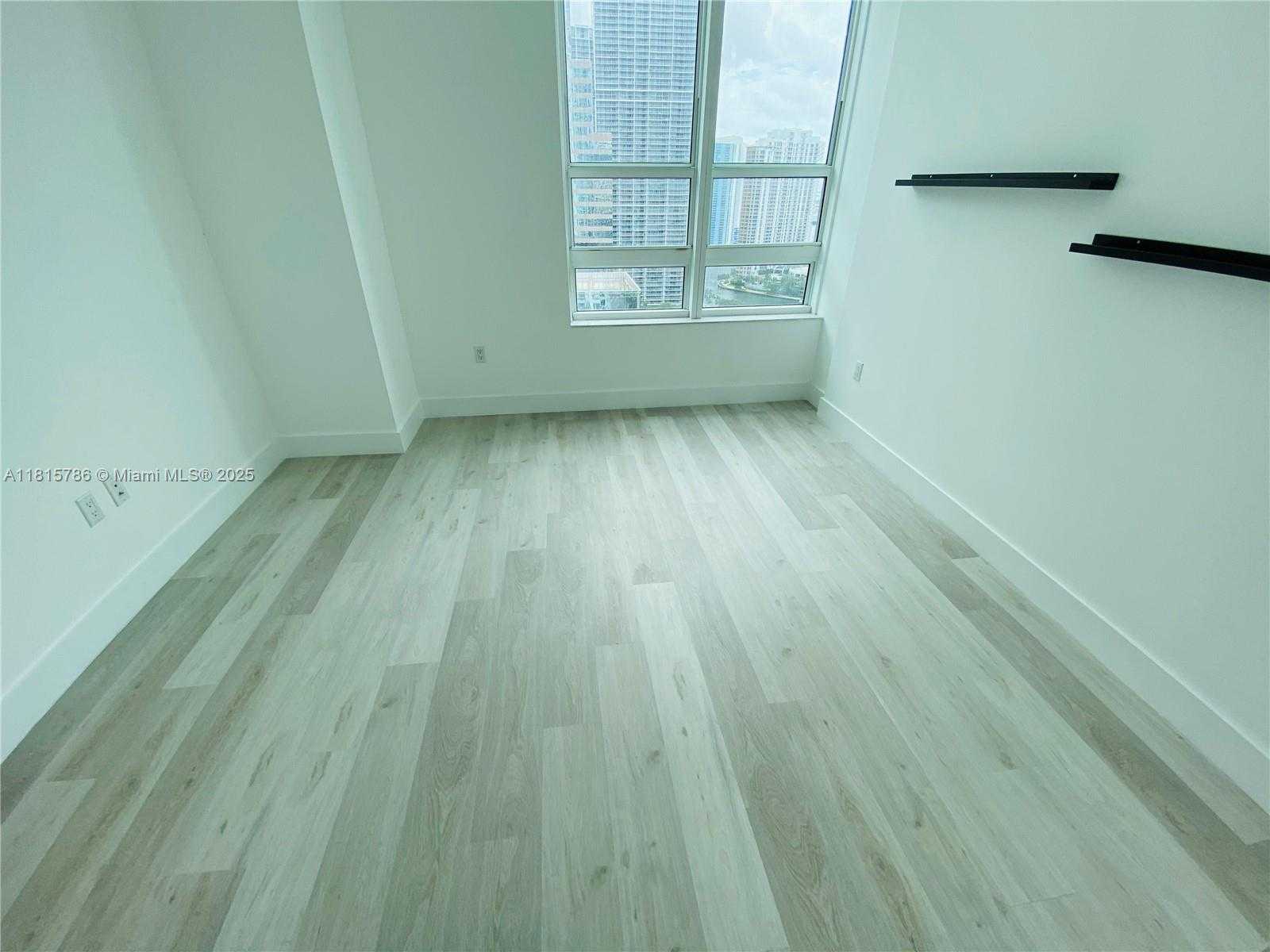 Small Image of 950 BRICKELL BAY DR #2706, Miami Number 10