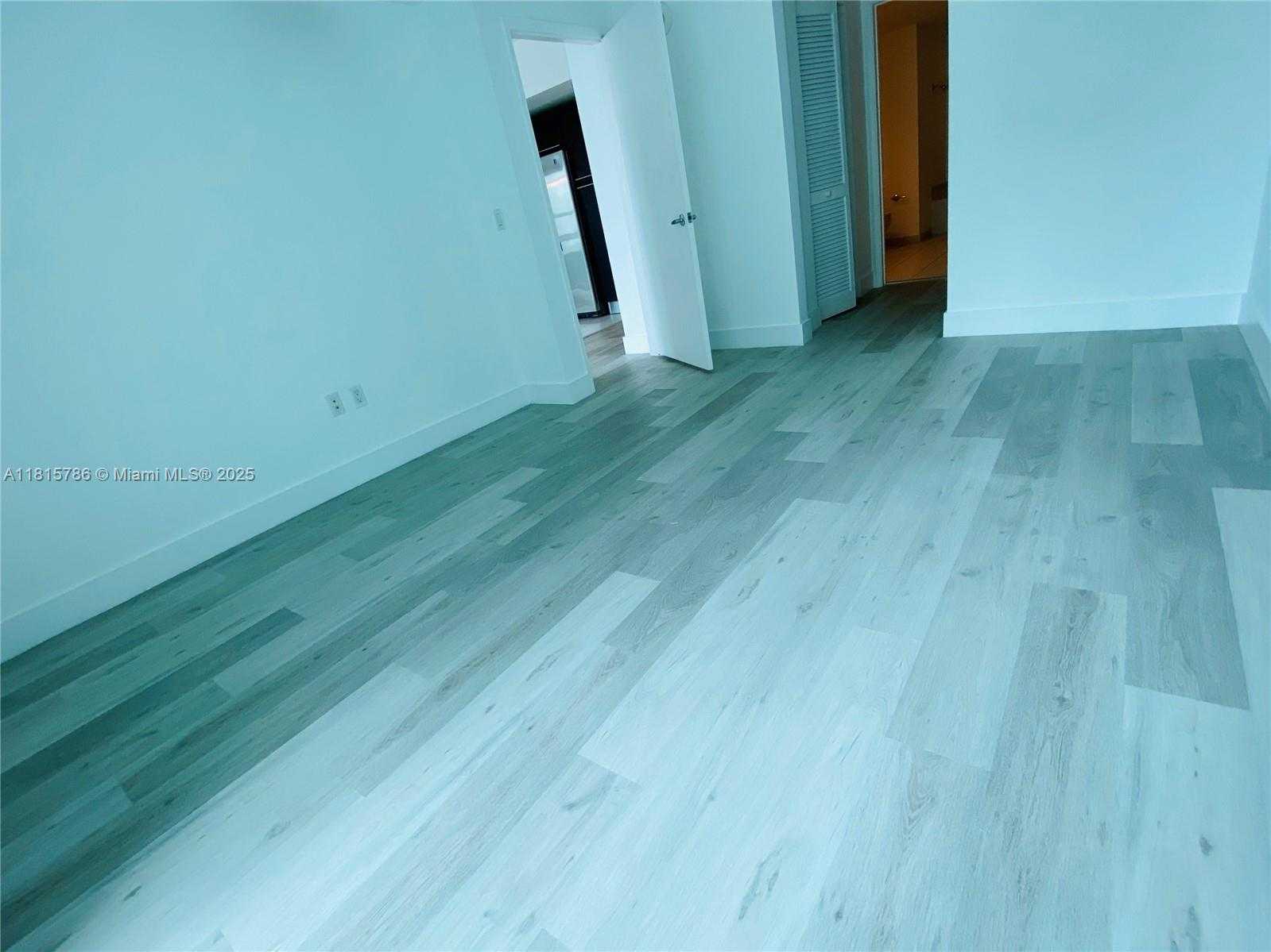 Small Image of 950 BRICKELL BAY DR #2706, Miami Number 14