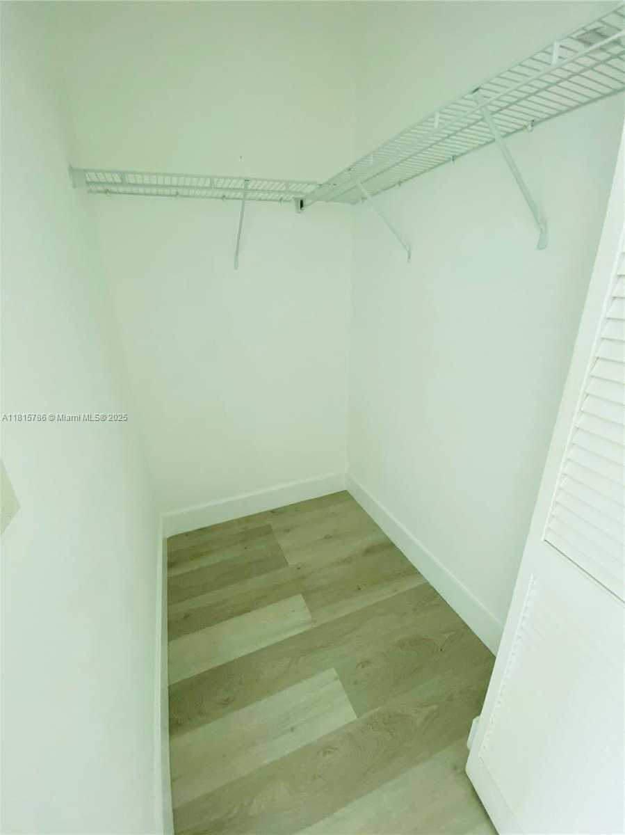 Small Image of 950 BRICKELL BAY DR #2706, Miami Number 15