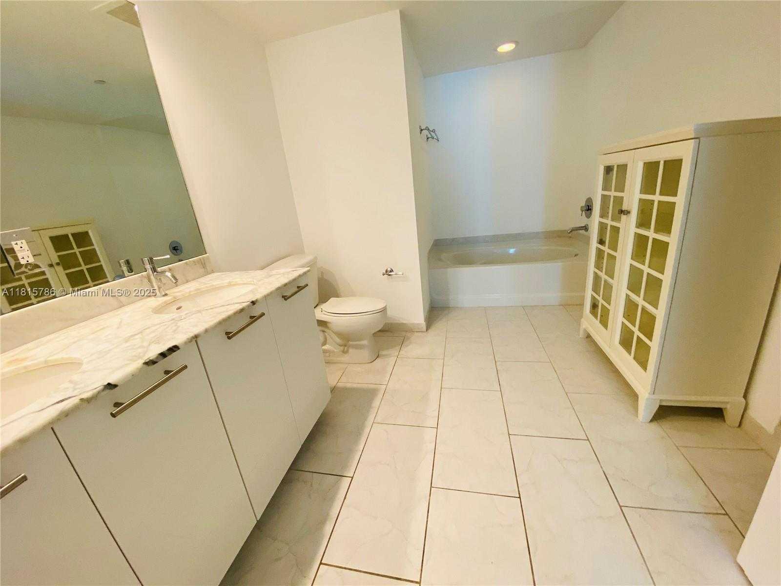 Small Image of 950 BRICKELL BAY DR #2706, Miami Number 17