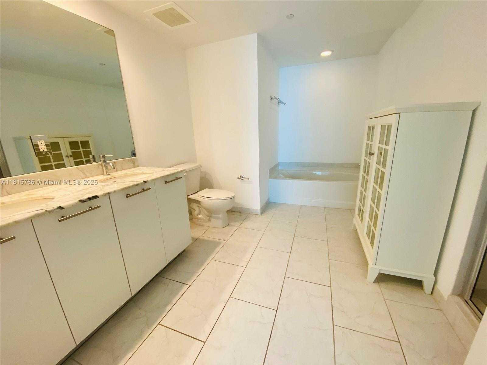 Small Image of 950 BRICKELL BAY DR #2706, Miami Number 20