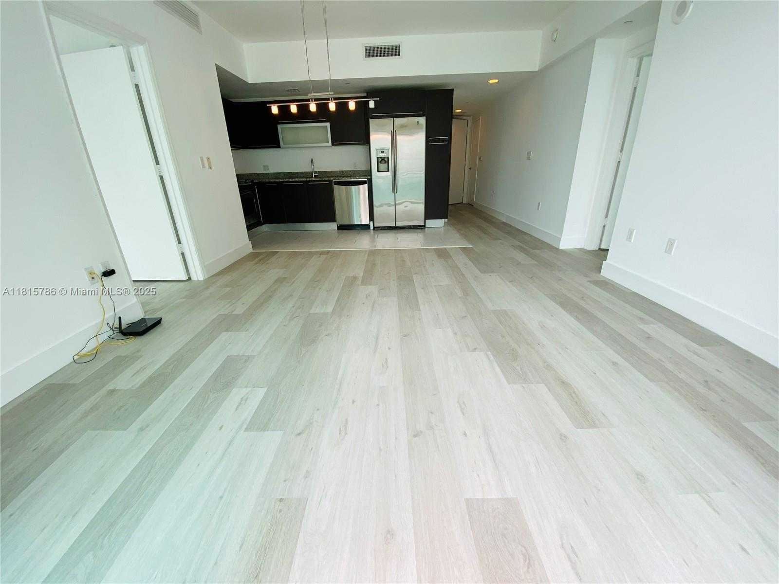 Small Image of 950 BRICKELL BAY DR #2706, Miami Number 4