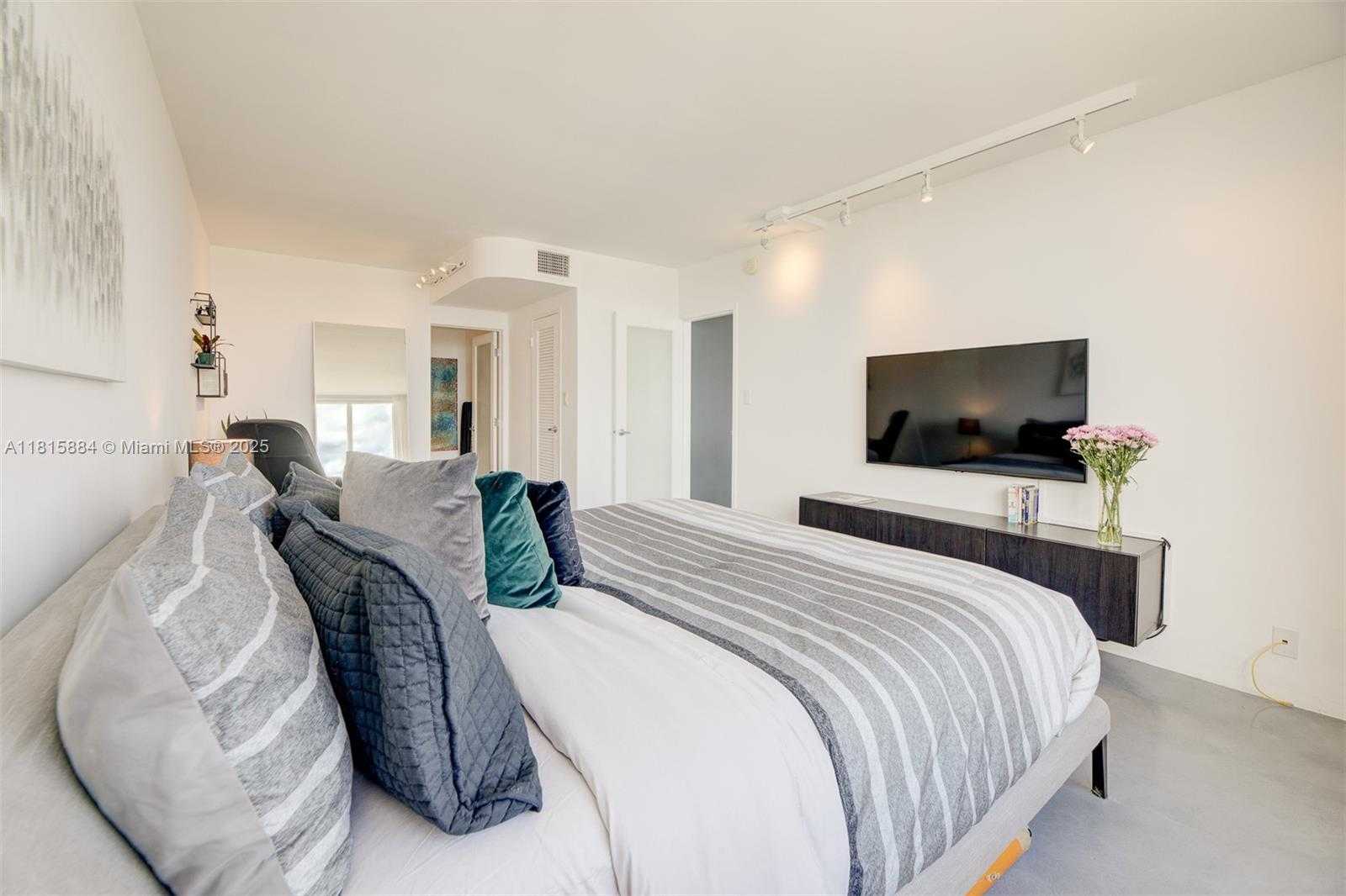 Small Image of 1000 WEST AVE #1510, Miami Beach Number 16