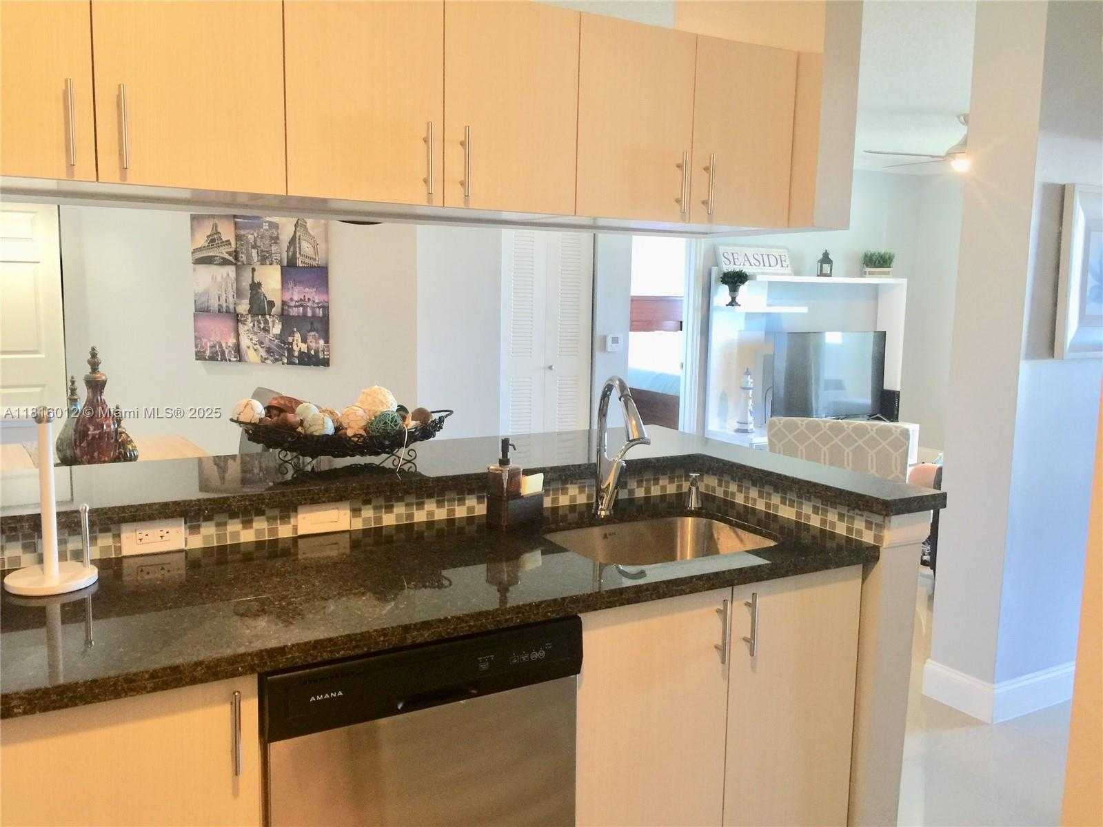 Small Image of 17145 NORTH BAY RD #4611, Sunny Isles Beach Number 3