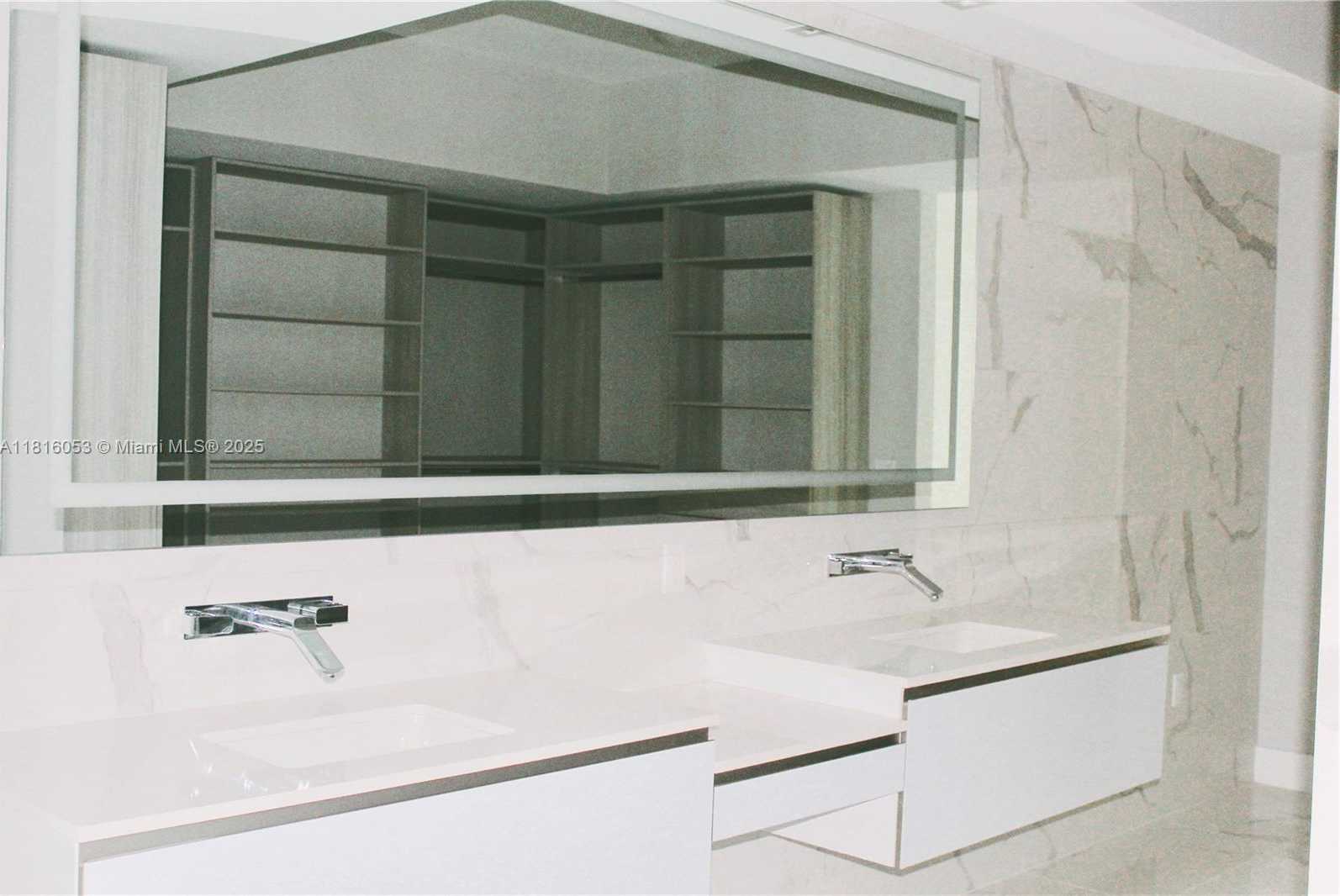 Small Image of Aventura Number 10