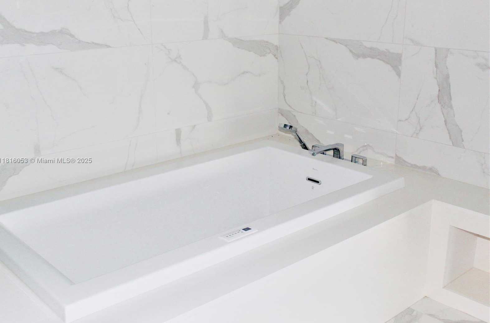 Small Image of Aventura Number 12