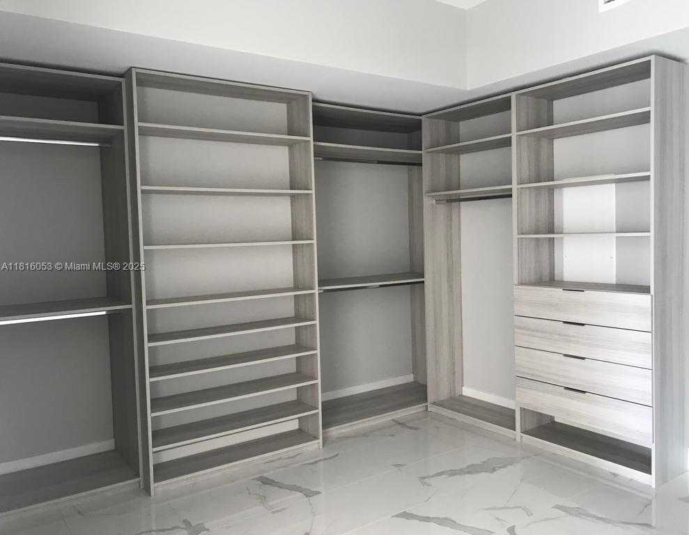 Small Image of Aventura Number 13
