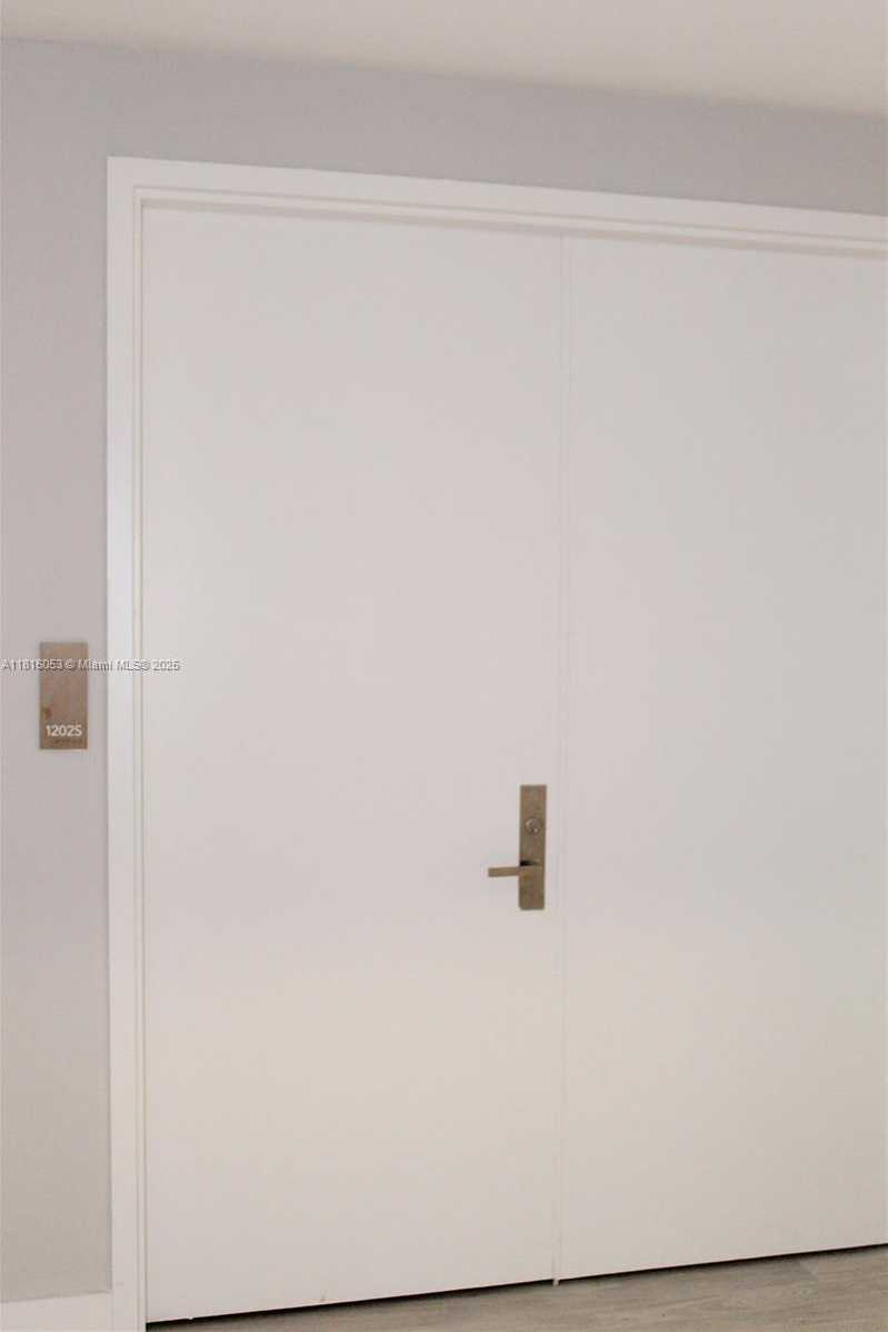 Small Image of Aventura Number 23