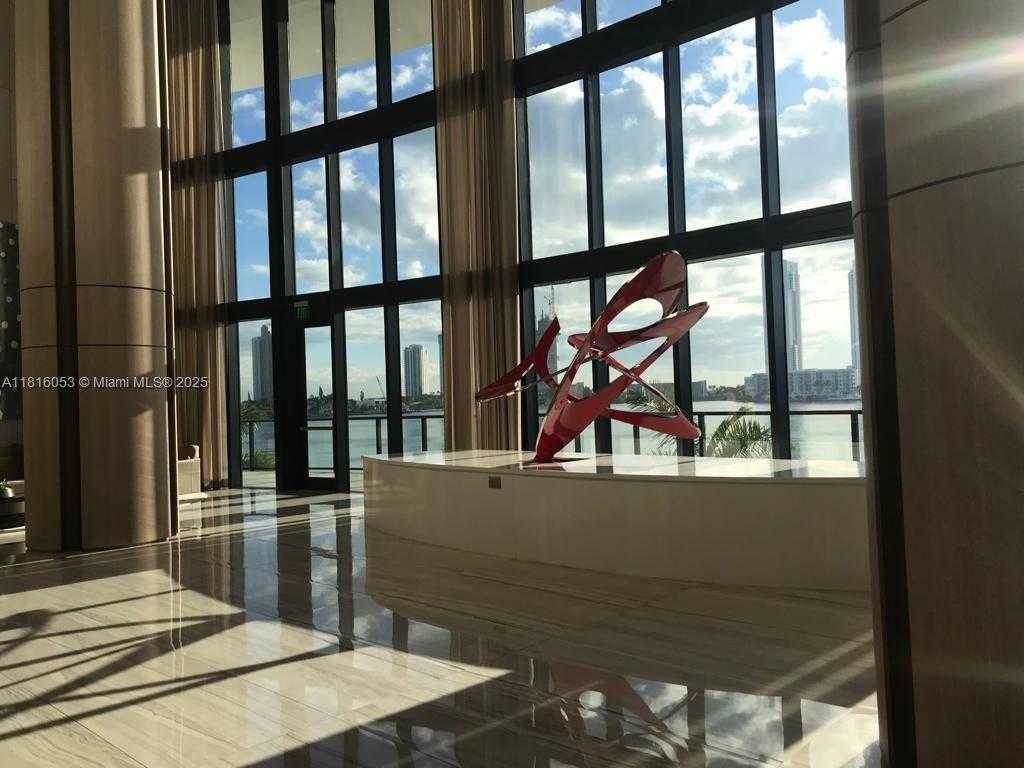 Small Image of Aventura Number 32