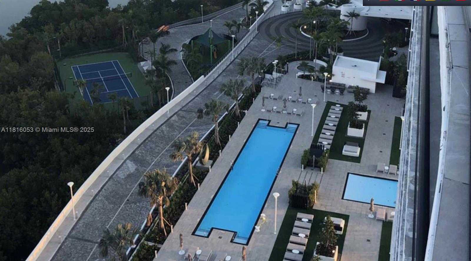 Small Image of Aventura Number 33