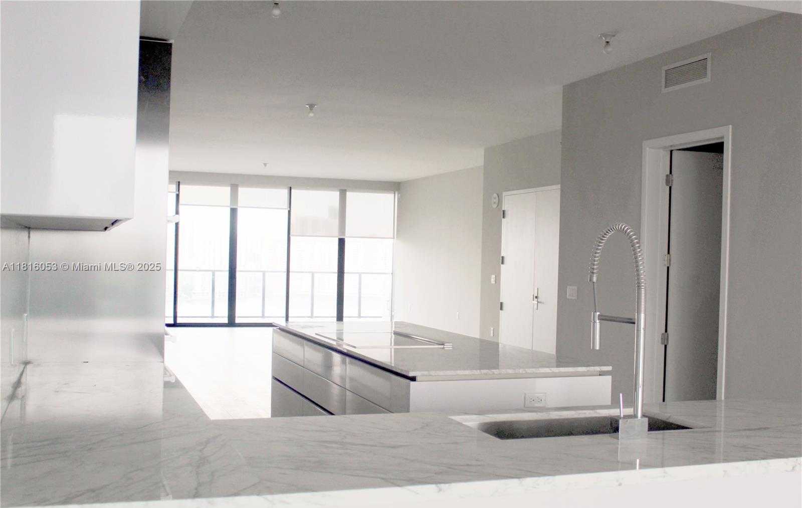 Small Image of Aventura Number 6