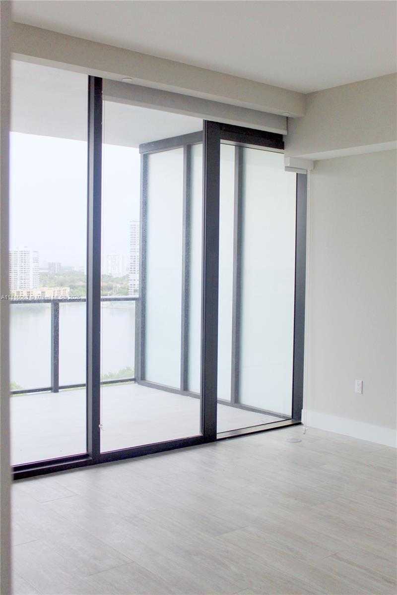 Small Image of Aventura Number 8