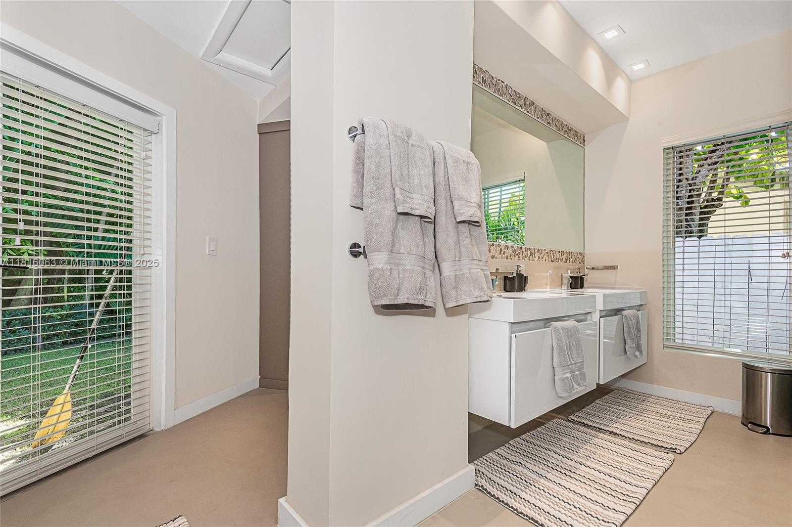 Small Image of 375 HARBOR CT #., Key Biscayne Number 21