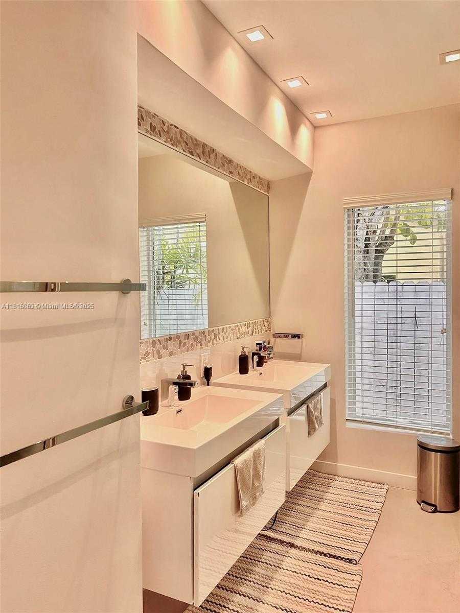 Small Image of 375 HARBOR CT #., Key Biscayne Number 22