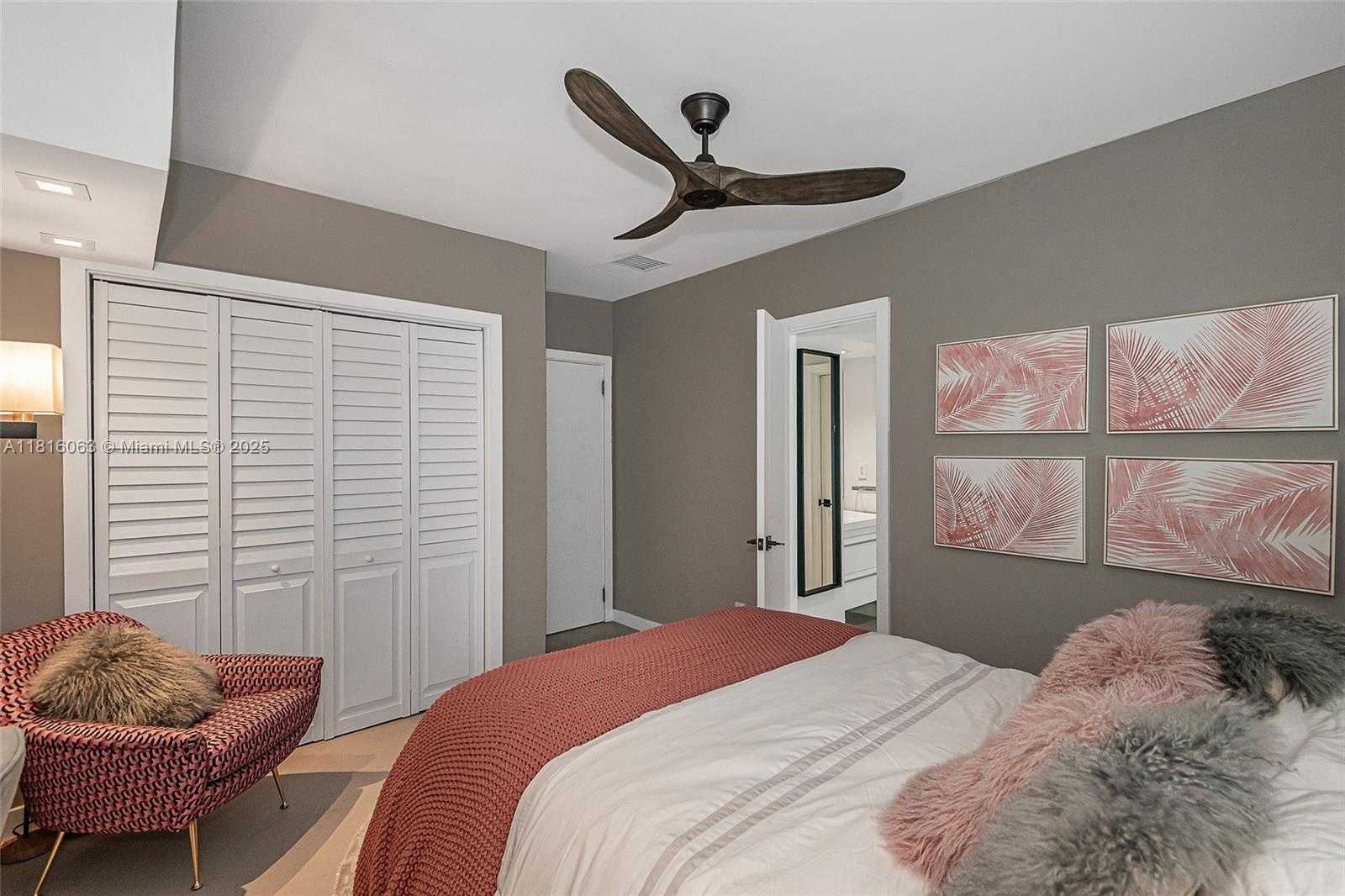 Small Image of 375 HARBOR CT #., Key Biscayne Number 25