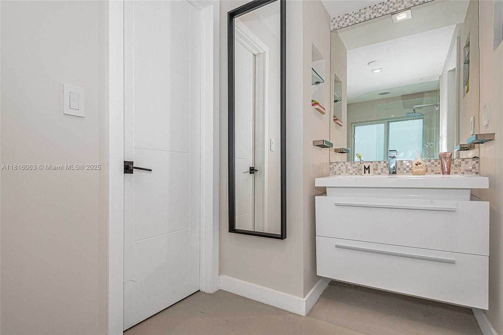 Small Image of 375 HARBOR CT #., Key Biscayne Number 28