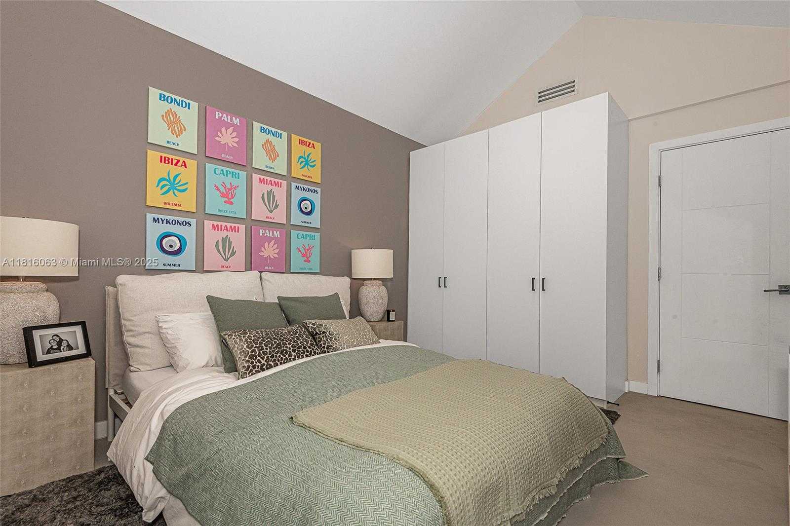 Small Image of 375 HARBOR CT #., Key Biscayne Number 32