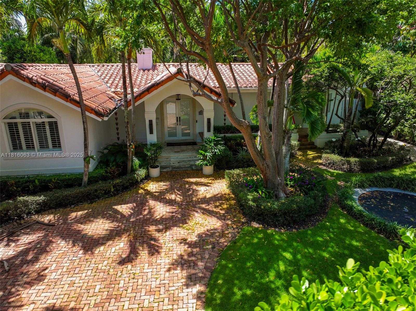 Small Image of 375 HARBOR CT #., Key Biscayne Number 4