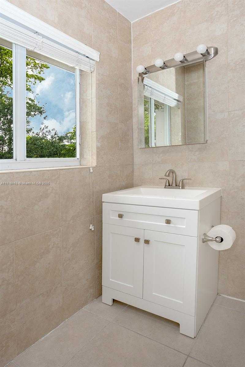 Small Image of 1 EDGEWATER DR #201, Coral Gables Number 12