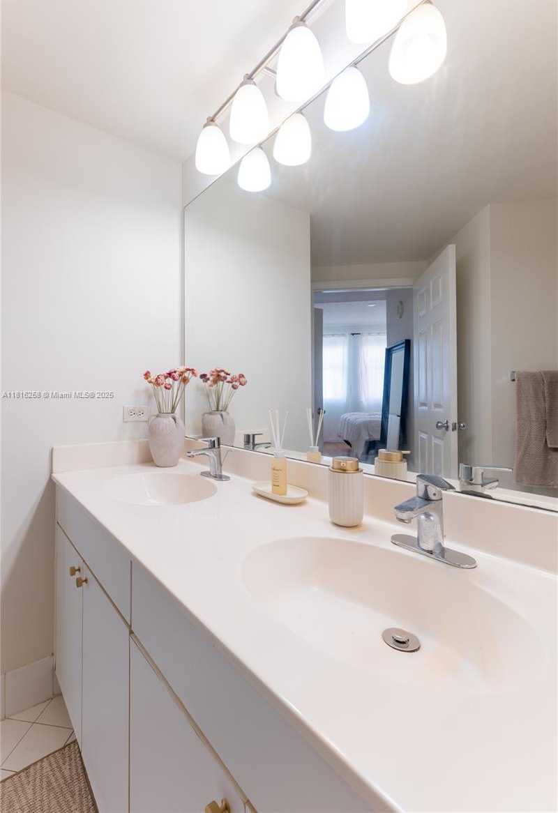Small Image of 17100 NORTH BAY RD #PH1912, Sunny Isles Beach Number 23