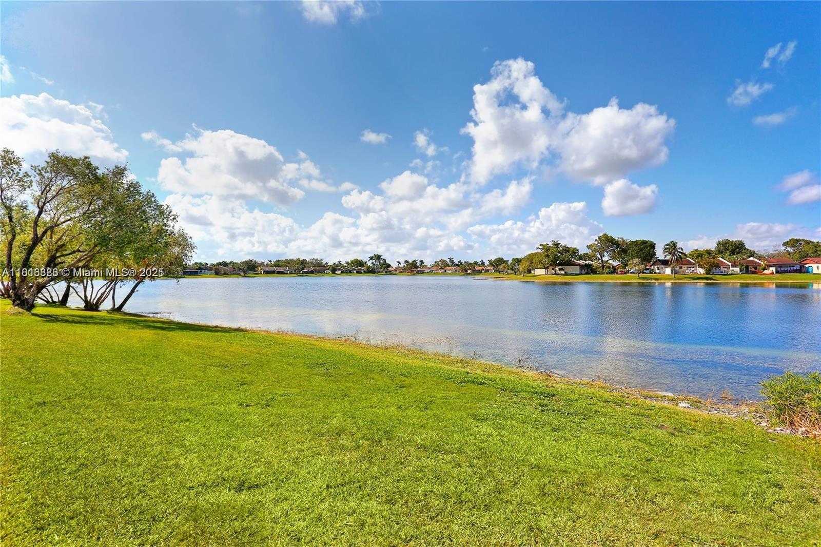 Small Image of 4902 SOUTH WEST 138TH AVE, Miami Number 2