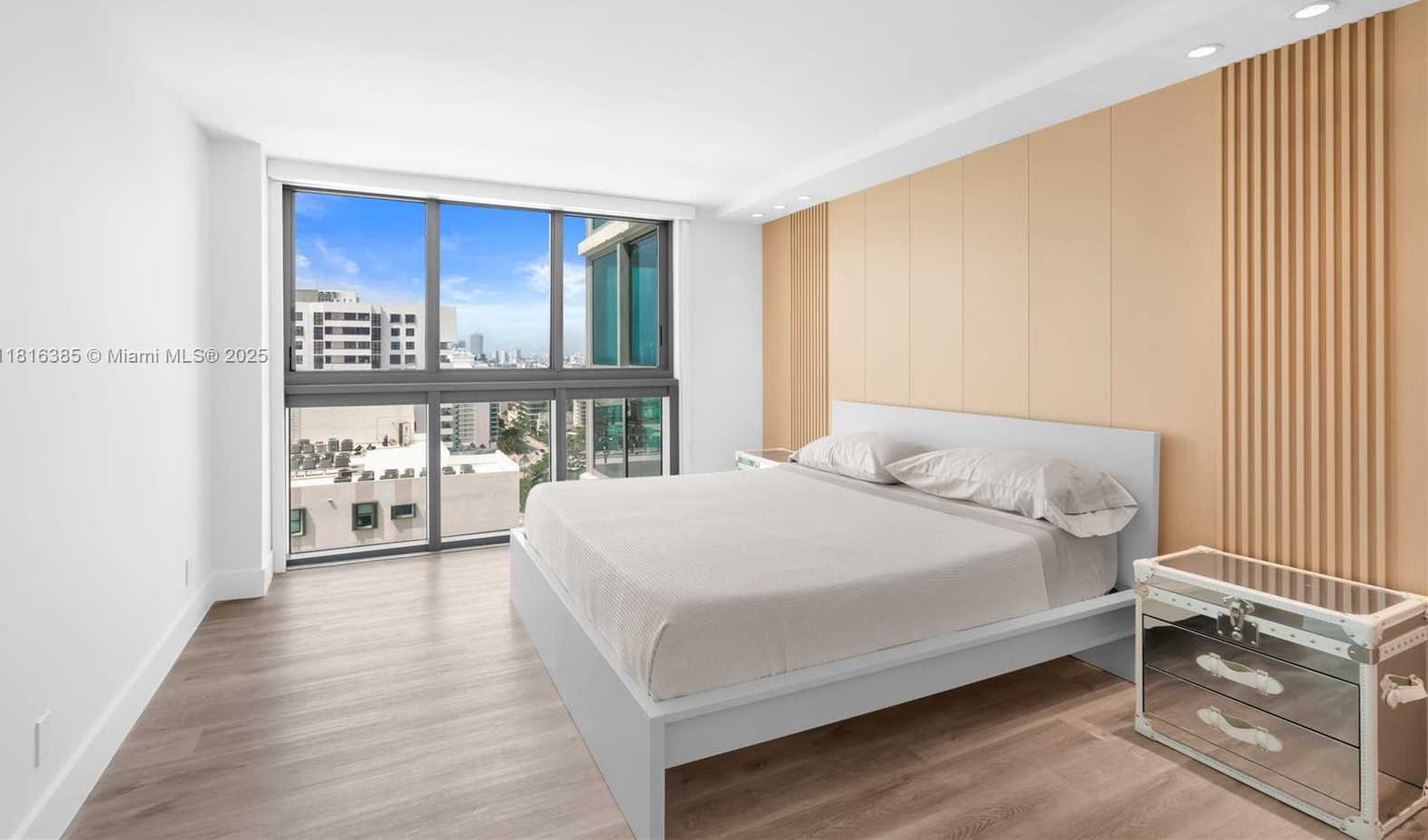 Small Image of 2655 COLLINS AVE #2408, Miami Beach Number 16