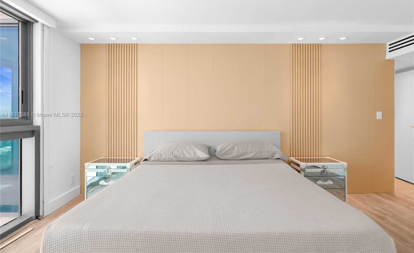 Small Image of 2655 COLLINS AVE #2408, Miami Beach Number 17