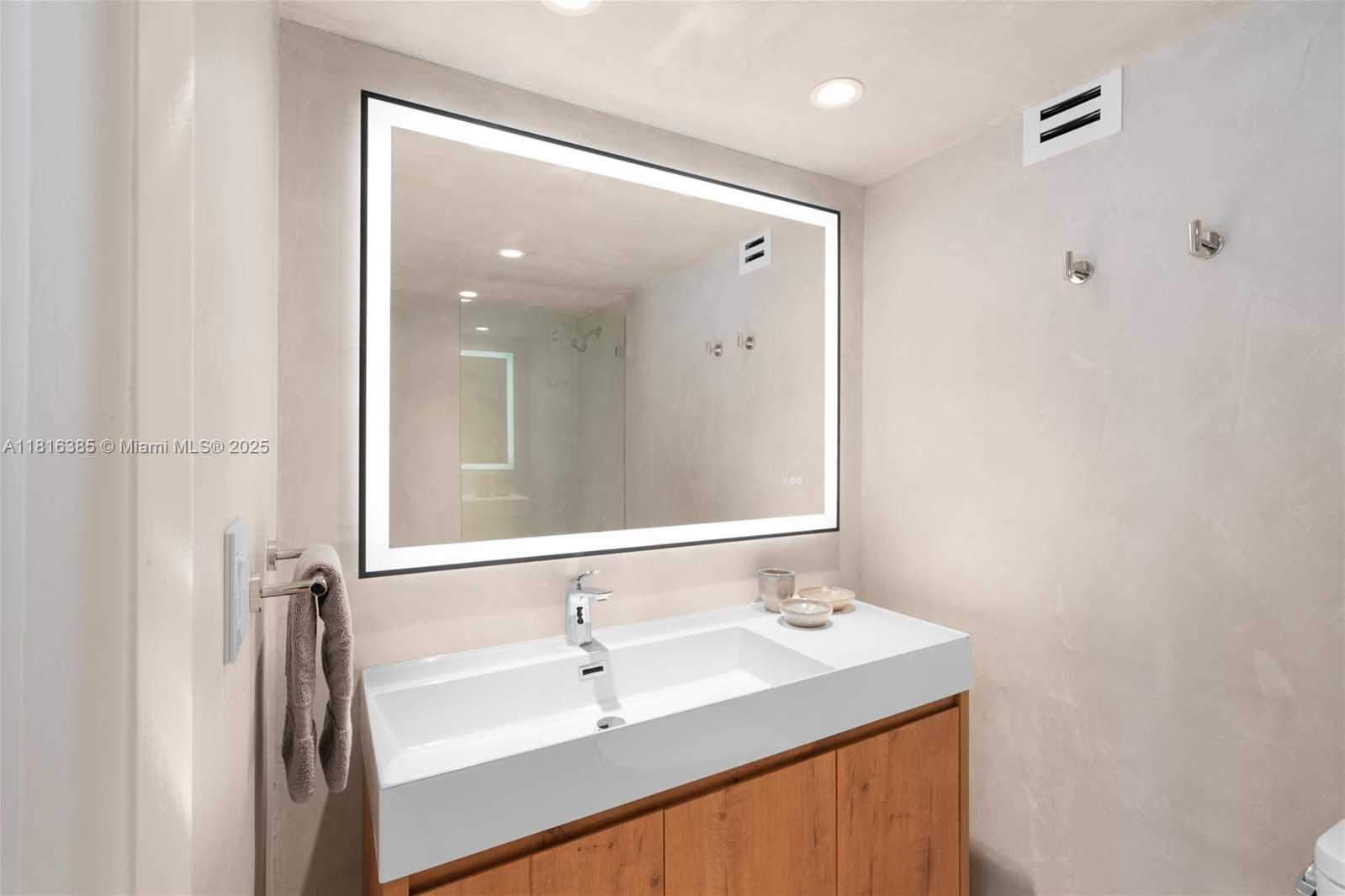 Small Image of 2655 COLLINS AVE #2408, Miami Beach Number 18