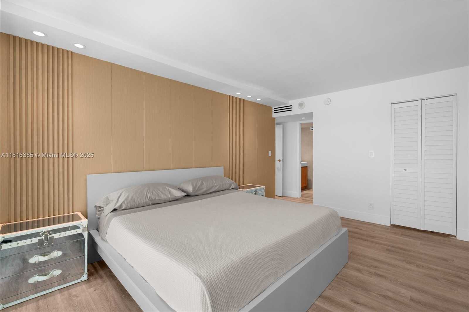 Small Image of 2655 COLLINS AVE #2408, Miami Beach Number 19