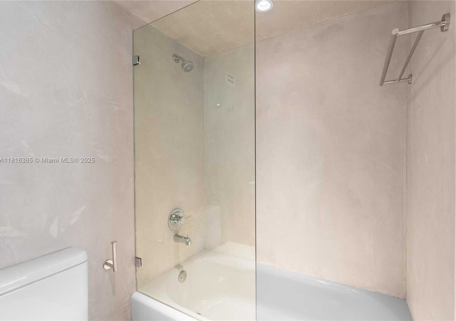 Small Image of 2655 COLLINS AVE #2408, Miami Beach Number 20