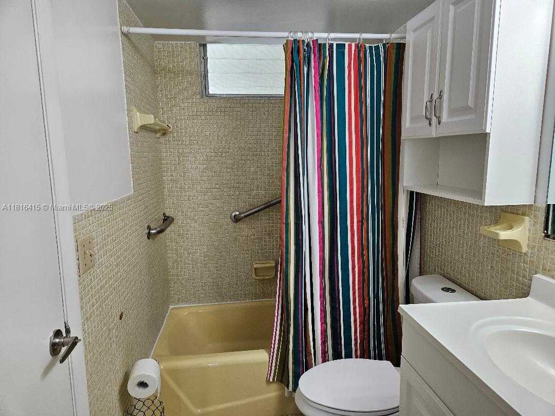 Small Image of 2851 LEONARD DR #J202, Aventura Number 6