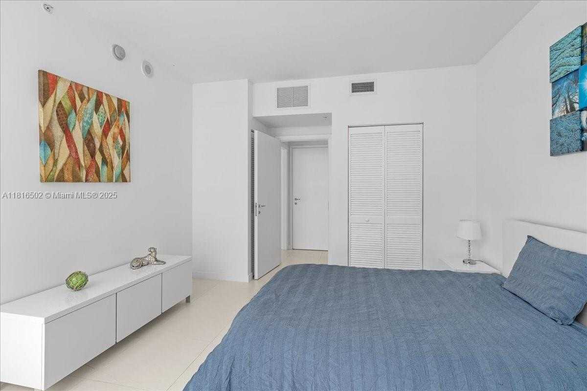 Small Image of 300 SOUTH BISCAYNE BLVD #T3302, Miami Number 15