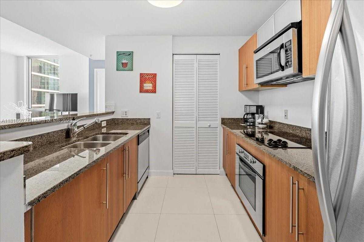 Small Image of 300 SOUTH BISCAYNE BLVD #T3302, Miami Number 6