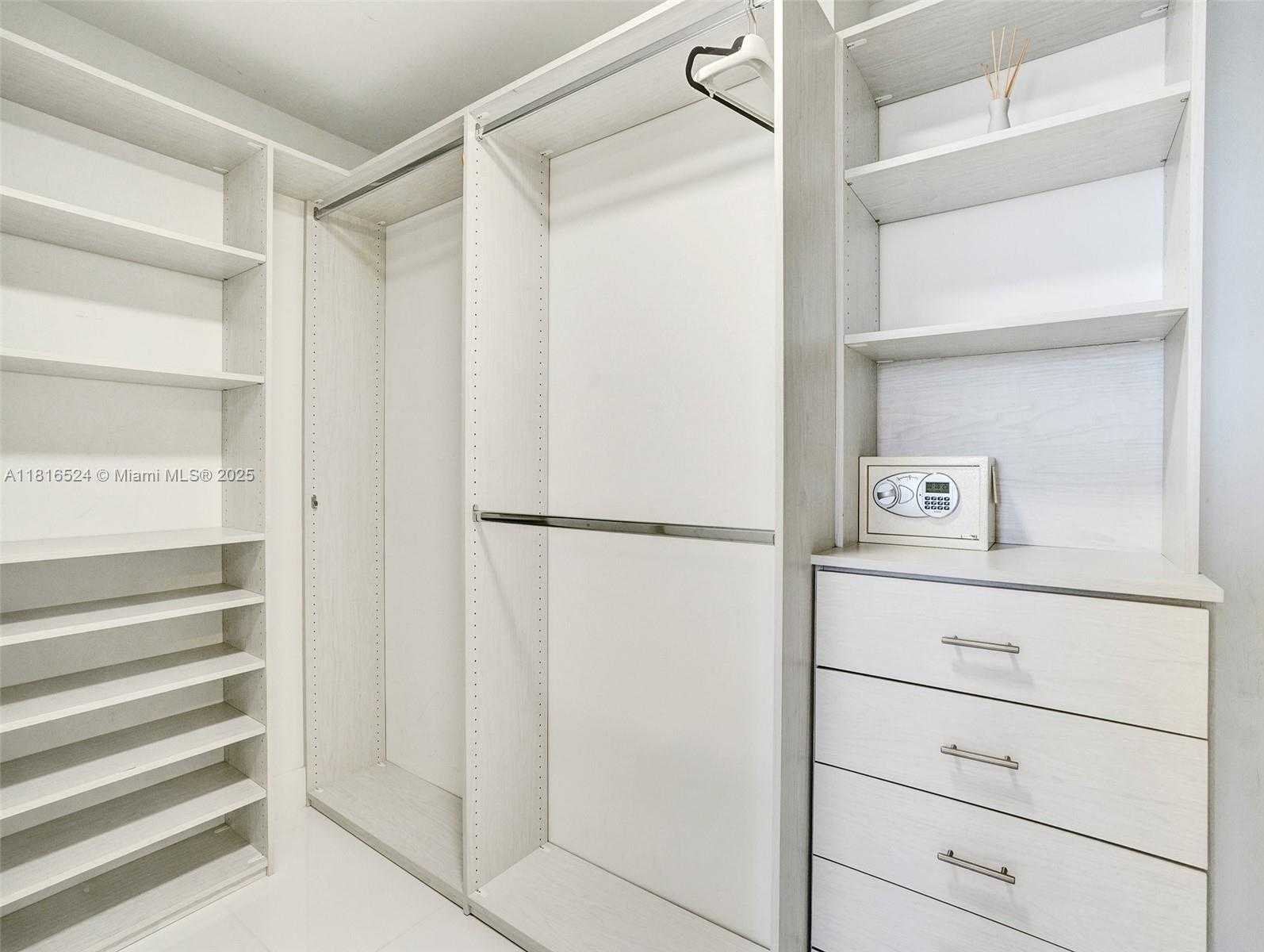 Small Image of 16385 BISCAYNE BLVD #3201/LPH01, North Miami Beach Number 6