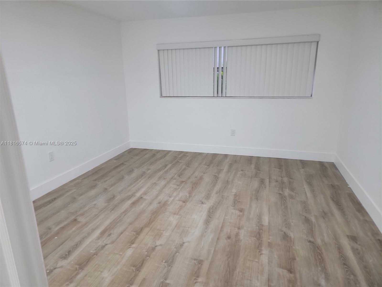 Small Image of 9371 FONTAINEBLEAU BLVD #I103, Miami Number 13