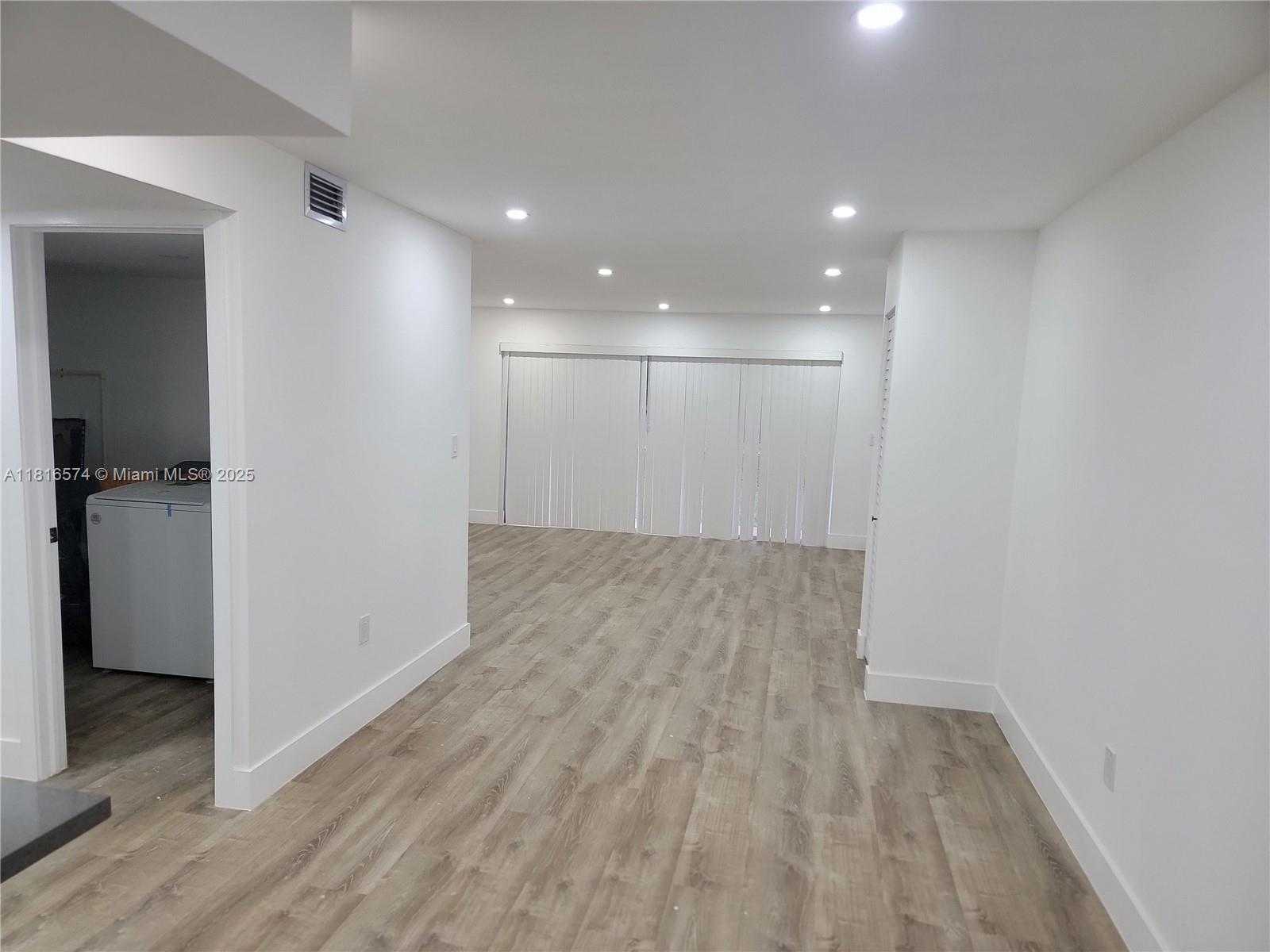 Small Image of 9371 FONTAINEBLEAU BLVD #I103, Miami Number 4