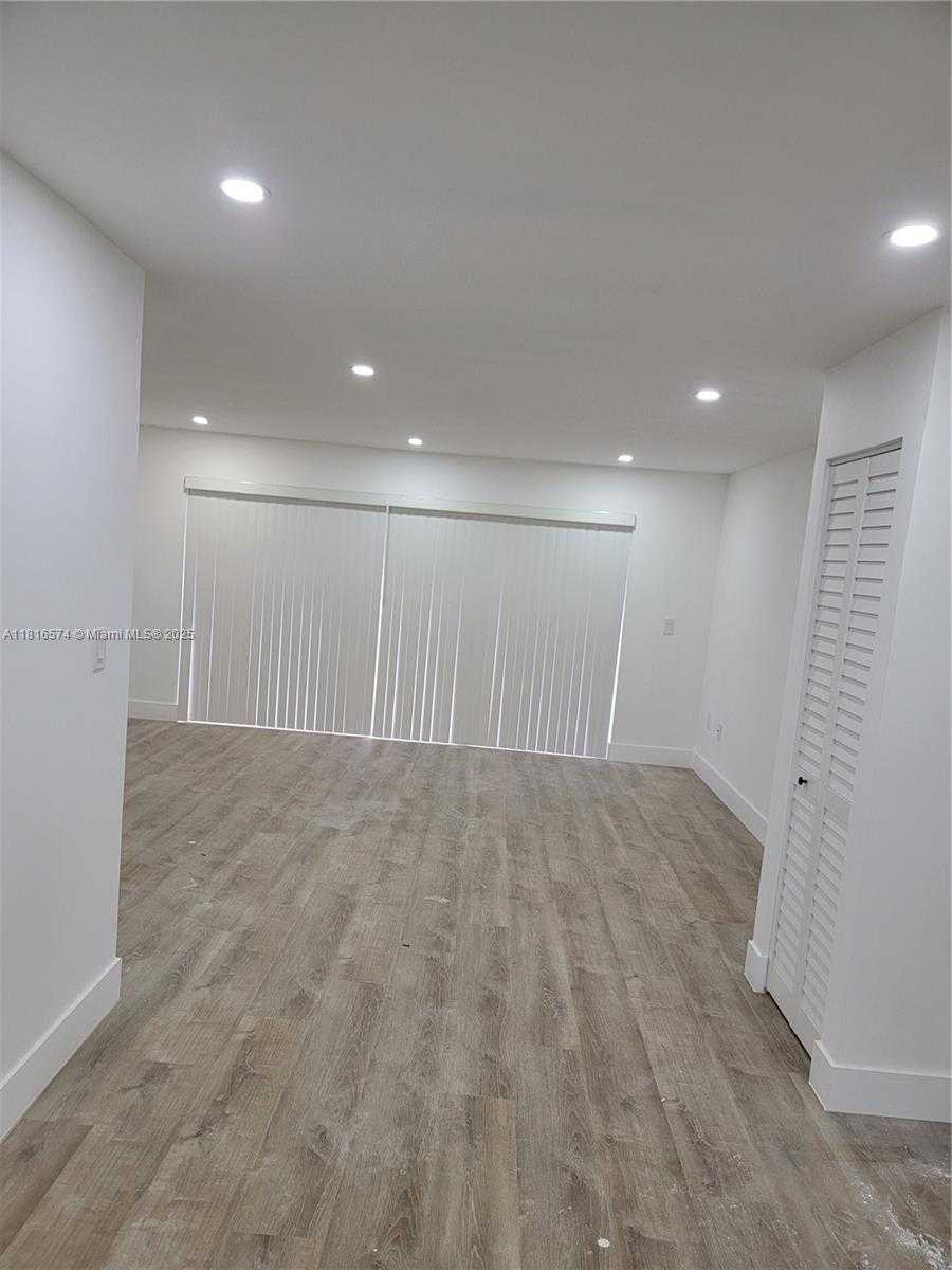 Small Image of 9371 FONTAINEBLEAU BLVD #I103, Miami Number 6