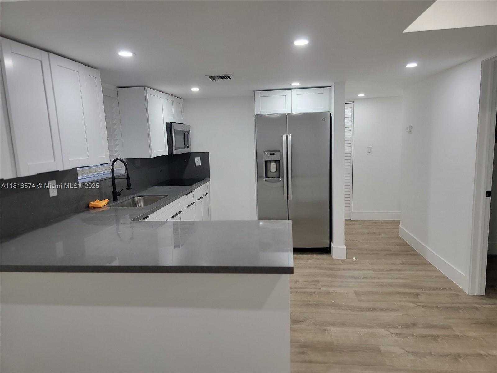Small Image of 9371 FONTAINEBLEAU BLVD #I103, Miami Number 7