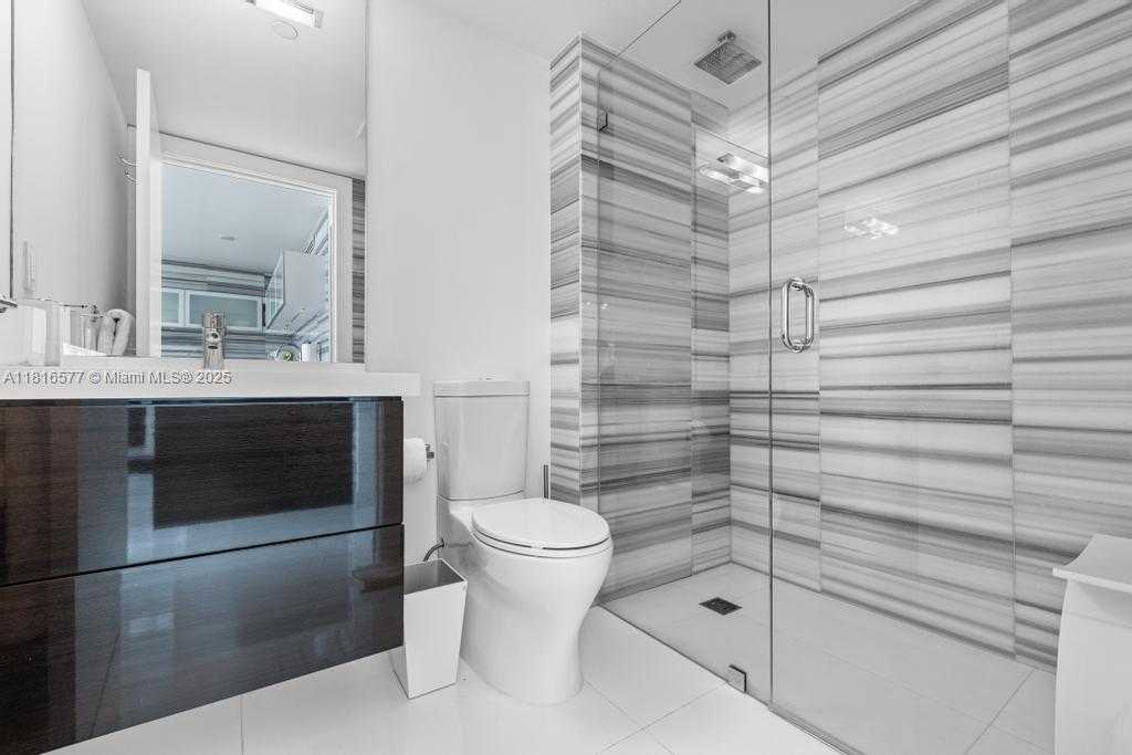 Small Image of 400 SOUTH POINTE DR #1006, Miami Beach Number 15