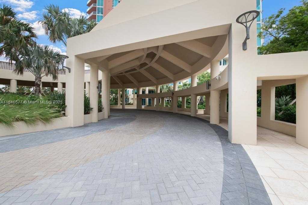 Small Image of 400 SOUTH POINTE DR #1006, Miami Beach Number 2